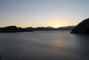 黄昏下的山水静谧美景