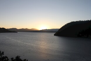 日落时分的宁静湖景