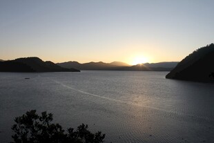 日落时分的宁静湖景