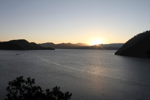 日落时分的宁静湖光山色