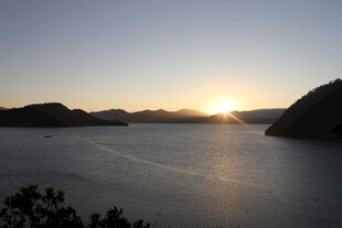 日落时分的宁静山水景色