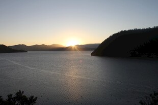 夕阳下的宁静湖景