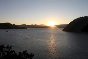 日落时分的宁静山水景色