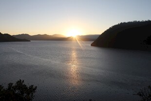 夕阳下波光粼粼的宁静湖面