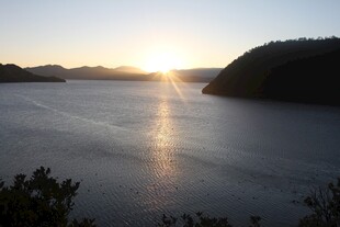 夕阳下宁静的湖光山色