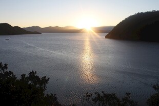 日落时分的宁静湖景