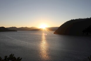 夕阳下的宁静湖景