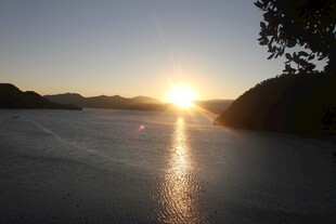 夕阳下的宁静湖面美景