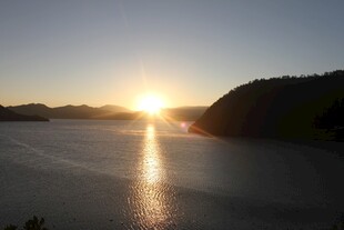 日落时分的宁静湖面