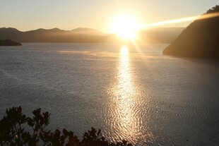 夕阳下波光粼粼的宁静湖面