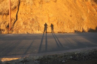 夕阳下的两人徒步身影