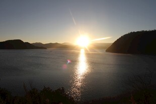 夕阳下的宁静湖景