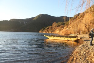 湖畔岸边的小船与行人