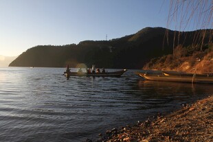 海边黄昏时的静谧小船