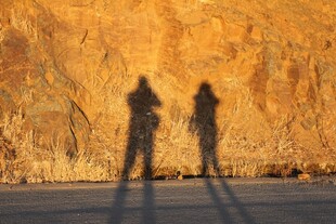 夕阳下的两人影子