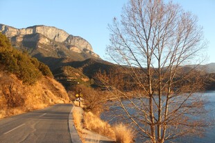 山间湖畔公路风景