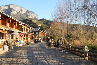 山间小镇街道风光