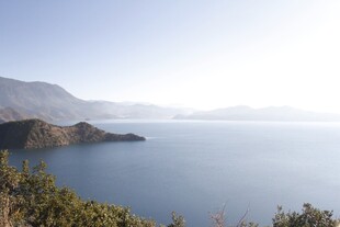湖畔山景 宁静自然风光