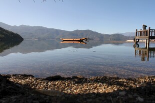 宁静湖畔小船与栈桥美景
