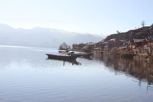 宁静湖畔小船与古朴村落