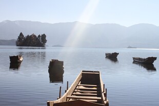 湖畔孤舟映晨光