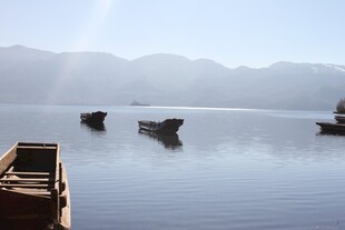 宁静湖面的古朴船只