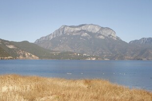 湖畔远山风景如画