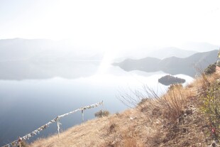 湖畔山景 自然风光如画