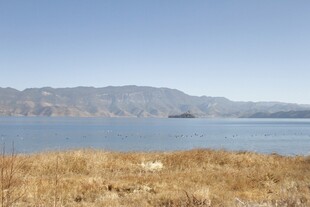 湖畔荒原 远山蓝天相衬