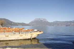 湖畔孤舟伴远山