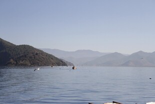 宁静湖景与远山