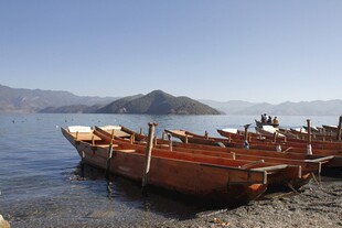 湖畔停泊的古朴木船