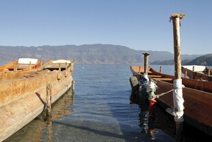 湖畔停泊的古朴船只