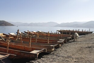 岸边停泊的多艘古朴小船