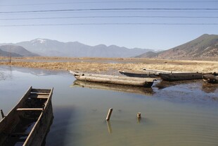 宁静水边停泊的几艘小船
