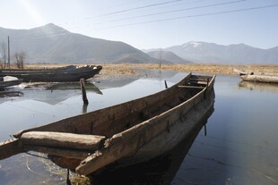 湖畔孤舟静立 远山如黛
