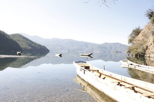 宁静湖面停泊的古朴小船