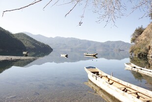 宁静湖面的古朴小船