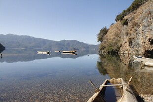宁静湖面的悠然小船景象