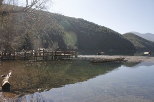 宁静山水间的清澈湖泊