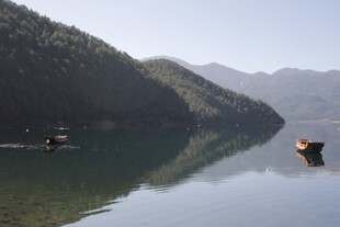 山水间的静谧泛舟景象