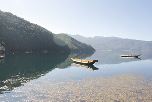 宁静湖面上的孤舟美景