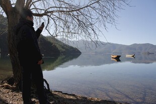 湖畔孤影 静赏山水风光