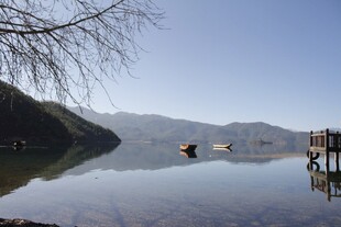 宁静山水湖面小船美景