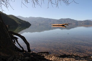 宁静湖面的孤舟美景
