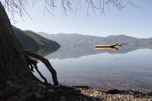 湖畔孤舟静景