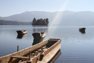 湖畔小船静景