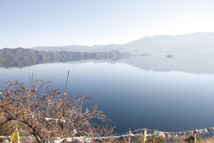 宁静湖面与远山风景