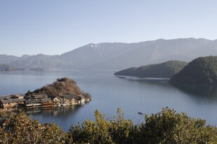 湖畔山峦美景