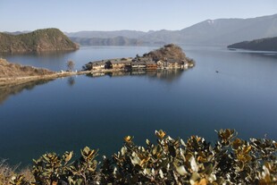 湖畔美景 远山近水相依